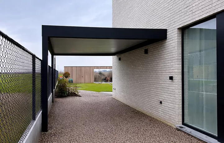 Carport met scheidingswand en schuifdeur te Tielt